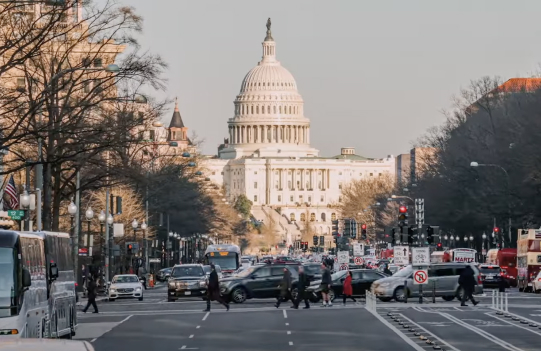 Der DevSecOps-Lebenszyklus – Planen, Programmieren, Erstellen, Testen, Freigeben, Bereitstellen, Betreiben und Überwachen – ist in einem Unendlichkeitssymbol angeordnet, das sich mit dem Sicherheitssymbol (Sicherheit und Compliance) überschneidet.
